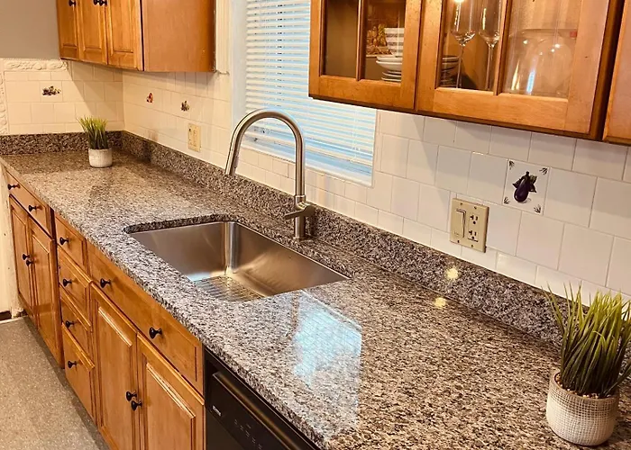 Quiet Two Bedroom In Convenient Location